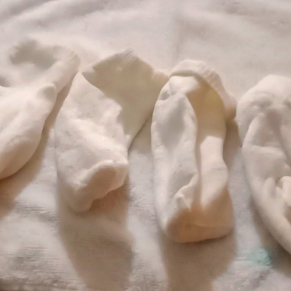 Babies 2 socks size like 6to9month